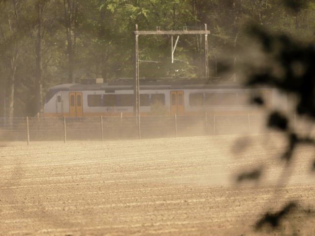trein door het stof